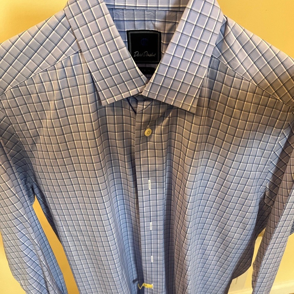 Beautiful like new Men’s dress shirt 16 32/33. Beautiful style and class.